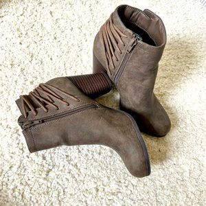 Women’s ankle boot in brown/taupe color faux leather, size 7